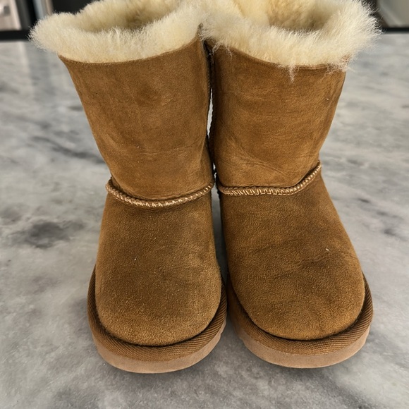 UGG Toddler Girls Classic Bailey Bow Boot II Size 8 - Picture 4 of 5